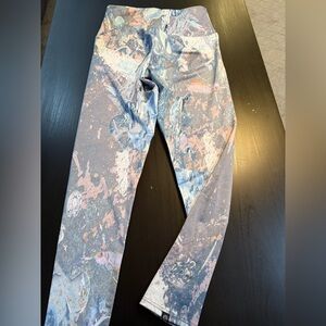 Onzie/Peloton Multicolor Abstract Leggings